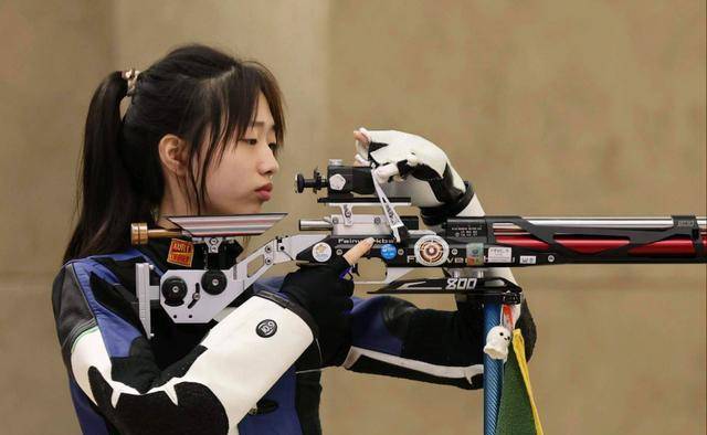 中国射击队大放异彩，团体赛斩获金银